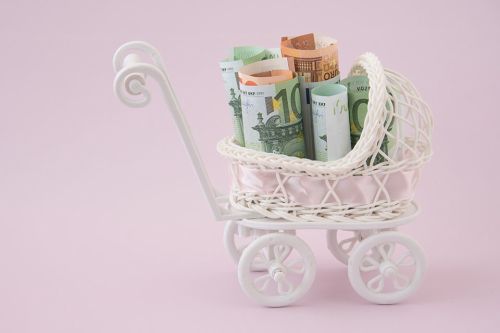 Foto: Miniaturkinderwagen mit Geldscheinen