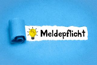 Foto: Glühbirne mit dem Text Meldepflicht